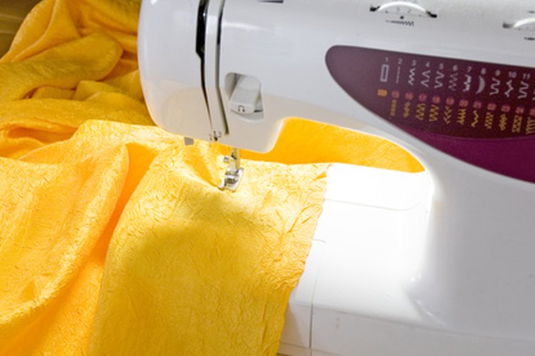Puedes usar una máquina de coser que haga puntadas en zigzag u otra puntada elástica para hacer jeans o pantalones pitillo.