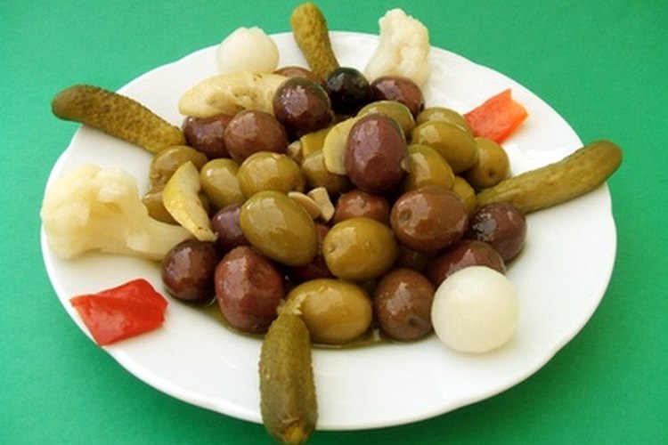 Las aceitunas descongeladas se pueden cubrir con aceite de oliva y condimentos para darles más sabor.