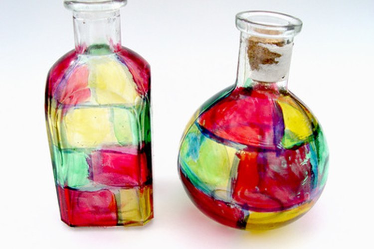 Las botellas de vidrio rotas pueden convertirse en arte de vidrio fundido.