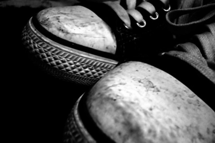 Zapatos deportivos sucios que necesitan un lavado urgente.
