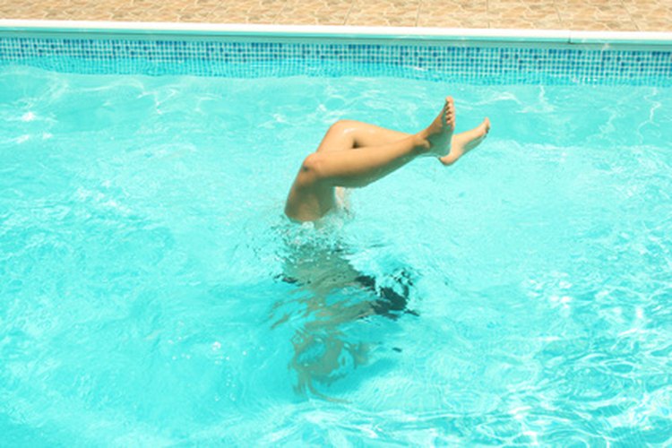 Una piscina en el patio trasero puede ser un maravilloso destino para unas vacaciones en casa.