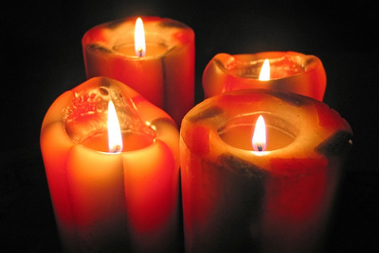 Puedes colocar velas que brillen en la obscuridad para darle una imagen única a la fiesta de tu adolescente.