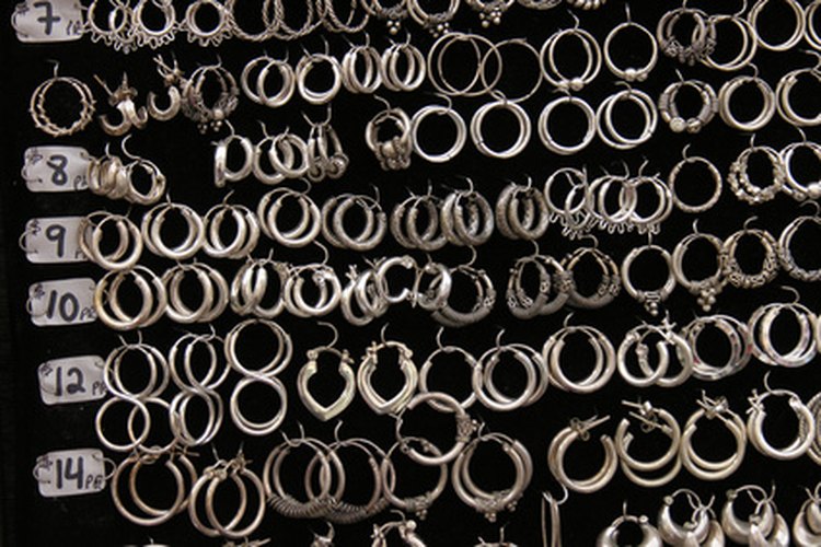 Los aretes vienen en una variedad de formas y tamaños, pero los de aro pequeño son los más delgados.