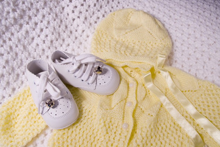 Guarda el primer traje del bebé.
