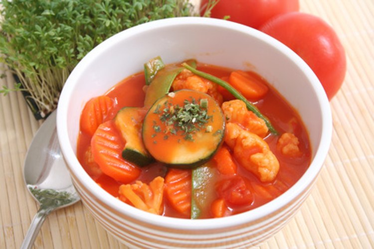 Minestrone es una sopa clásica italiana.