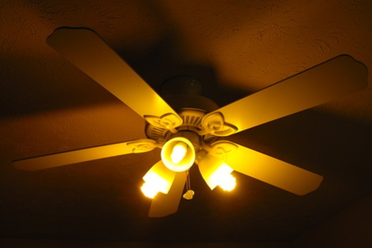 Los ventiladores de techo con luces operan independientemente utilizando dos interruptores.