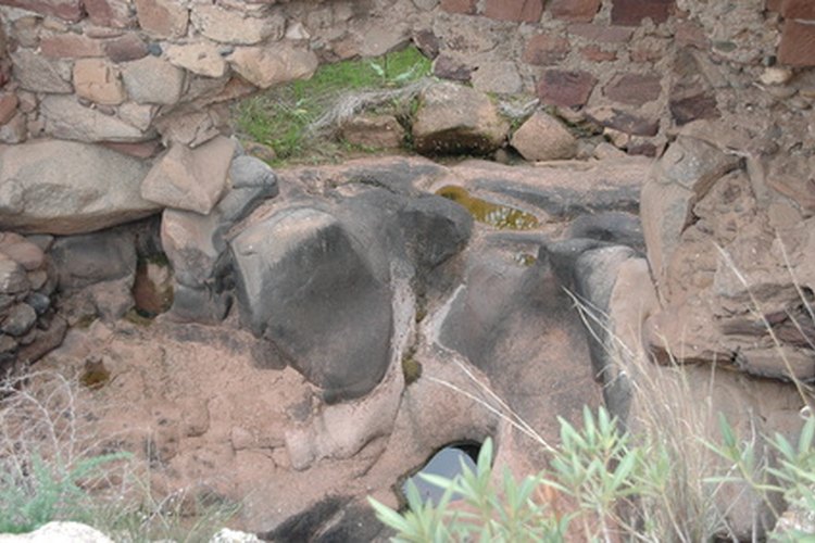 Las rocas saliendo a la superficie de la tierra se fracturan.