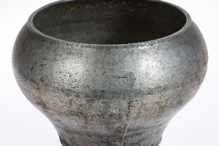 Los utensilios de cocina de hierro fundido esmaltado pueden durar toda la vida si se los usa y cuida adecuadamente.