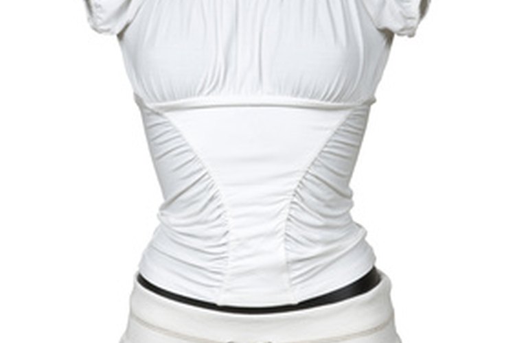 Mantén la ropa blanca luciendo como nueva al eliminar las manchas tan pronto como sea posible.