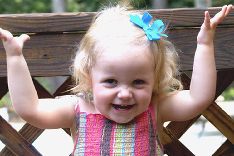 Enfócate en el trato positivo de tu hijo cuando sea posible.
