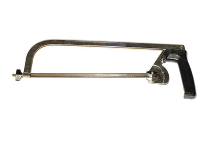 Corta el metal con una sierra para metales.