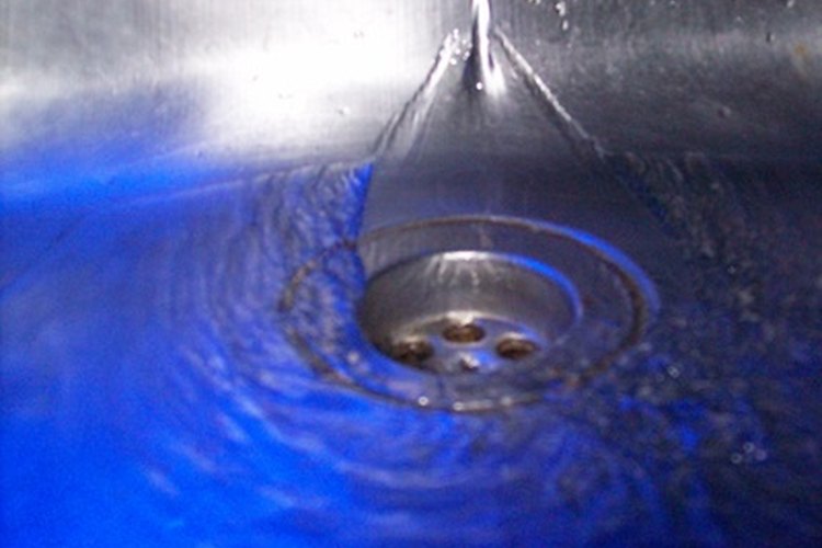 Mantener los desagües de la ducha y del lavamanos limpios ayuda a tener el cuarto de baño en condiciones higiénicas.