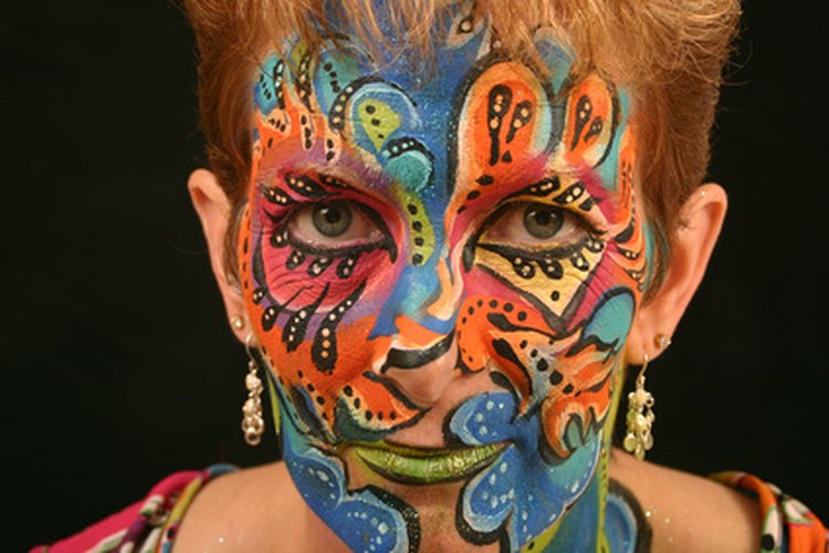 Pintar la cara puede servir como una máscara de Mardi Gras.