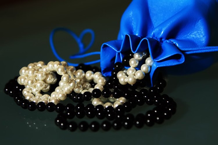 Las perlas blancas o rosas provienen de las lágrimas de Eva; las perlas negras de las de Adán, dice la leyenda.
