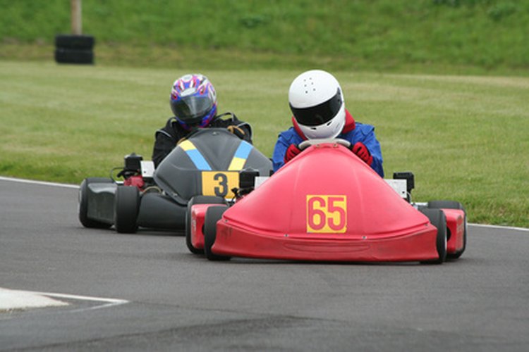 Corre en go karts en un parque de diversión familiar en Houston.