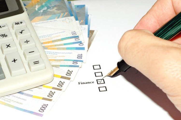 Un gerente de finanzas ayuda a registrar y analizar los datos de funcionamiento corporativos.