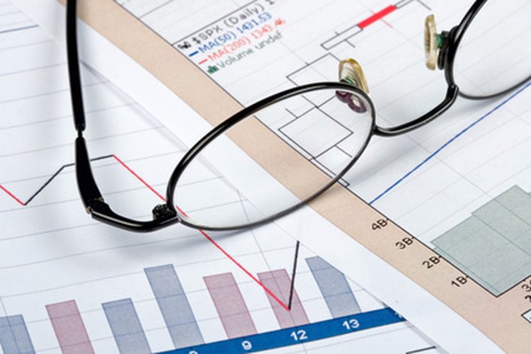 Un suscriptor de seguros trabaja para establecer las tasas de seguros.