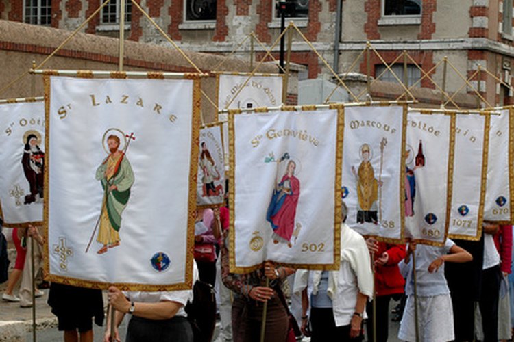 Los ministros de la eucaristía se unen a la procesión hacia la parroquia.