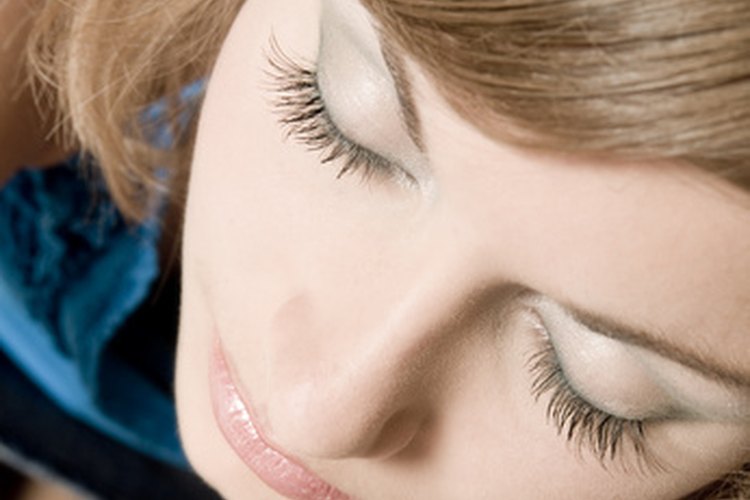 Puedes darle a las narices grandes y anchas una apariencia más fina con maquillaje y accesorios.