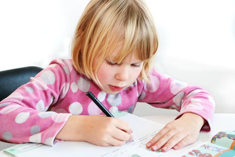 Los niños aprenden cómo redactar ensayos al escribir acerca de sus vacaciones de verano.