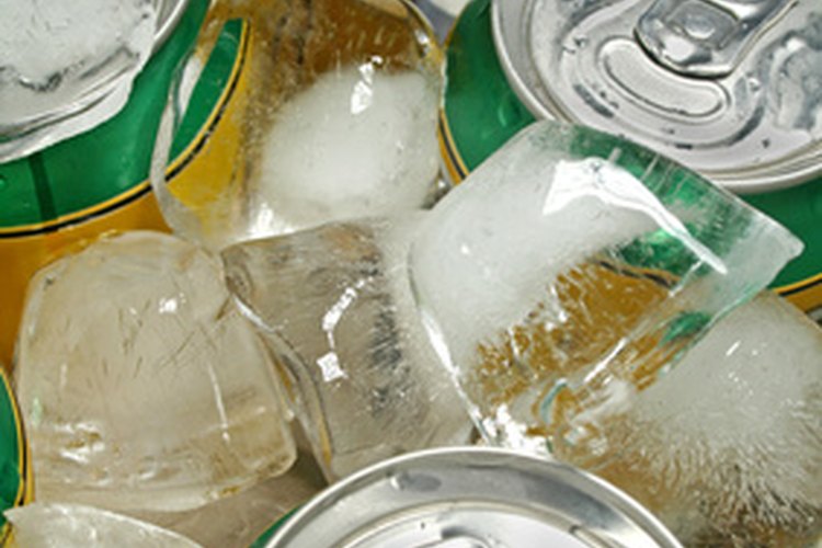Hielo húmedo con latas de refresco
