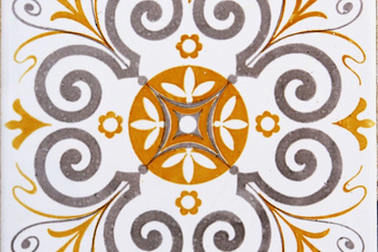 El barniz es más fácil de remover de los azulejos de cerámica mientras aún está húmedo.