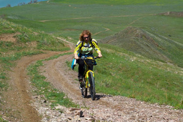 Las bicicletas de montaña se utilizan para andar en caminos de tierra y terreno escarpado.