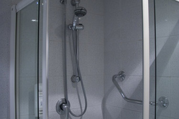 Limpia frecuentemente las duchas con cabina con puertas corredizas para evitar el crecimiento de moho y hongos.
