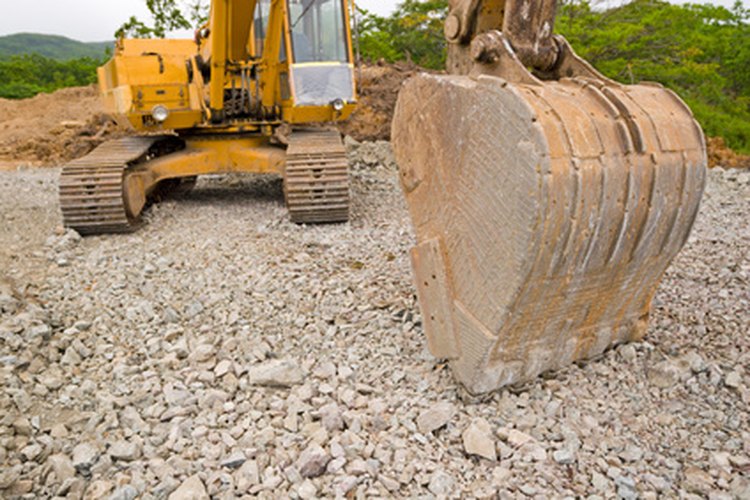 Algunas herramientas en excavación son usadas en la superficie del suelo, y algunas son usadas cerca o alrededor de los artefactos.