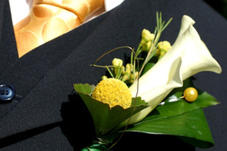 Es habitual hoy en día para un hombre joven ofrecer en su fecha de graduación secundaria un corsage.