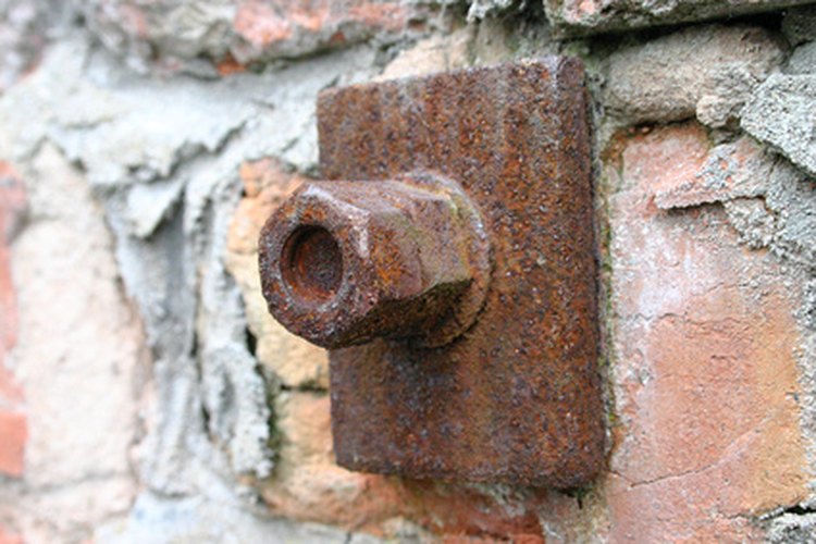 Soporte de pernos en una pared de ladrillo.