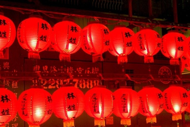 Estas linternas chinas rojas están decoradas con caracteres negros.