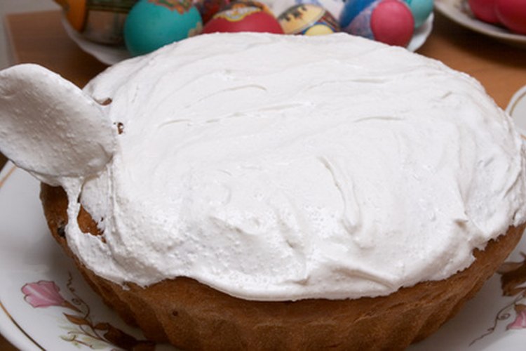 Sirve un pastel blanco glaseado.