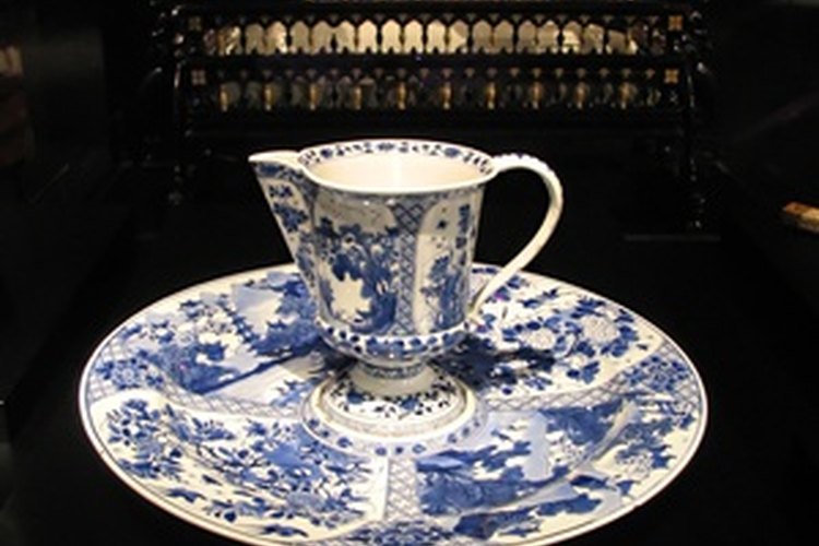 La vajilla fina esta hecha de porcelana.