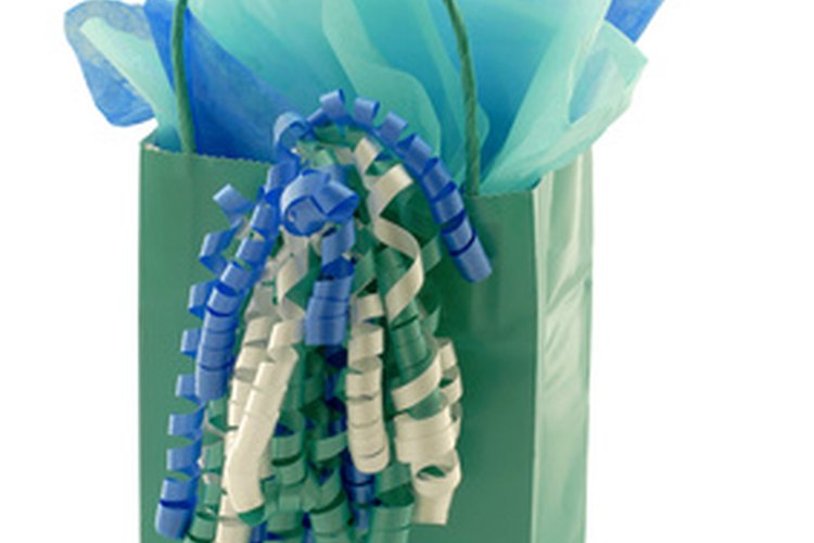 Acomoda papel de seda en bolsas de regalo.