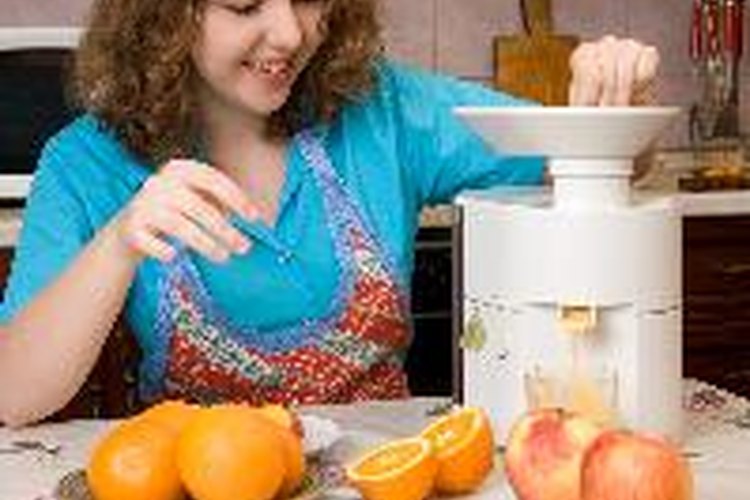 Una receta básica para deshacerte de las hormigas requiere triturar la cáscara de naranja en una licuadora con agua.