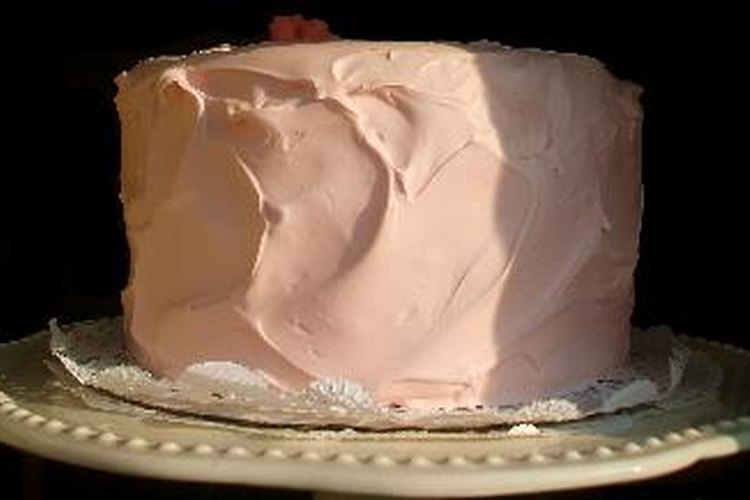 Si necesitas una torta más grande, hornea varias tortas pequeñas y apílalas antes de cubrirlas con glaseado.