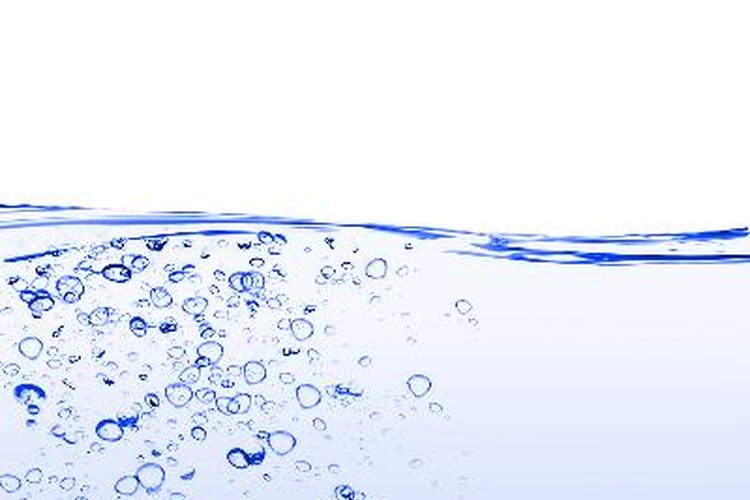 El agua destilada es tan solo H2O sin minerales ni otros elementos que se encuentran en el agua limpia normal.