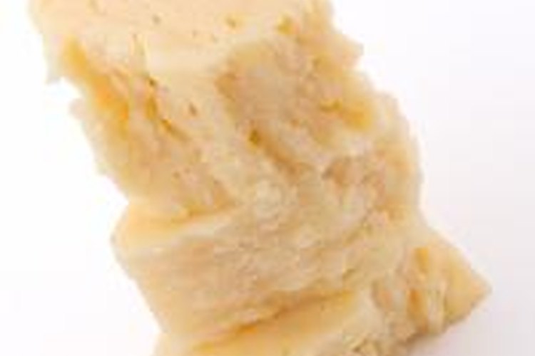 La caseína es una proteína natural de lenta digestión que se deriva de fuentes lácteas.
