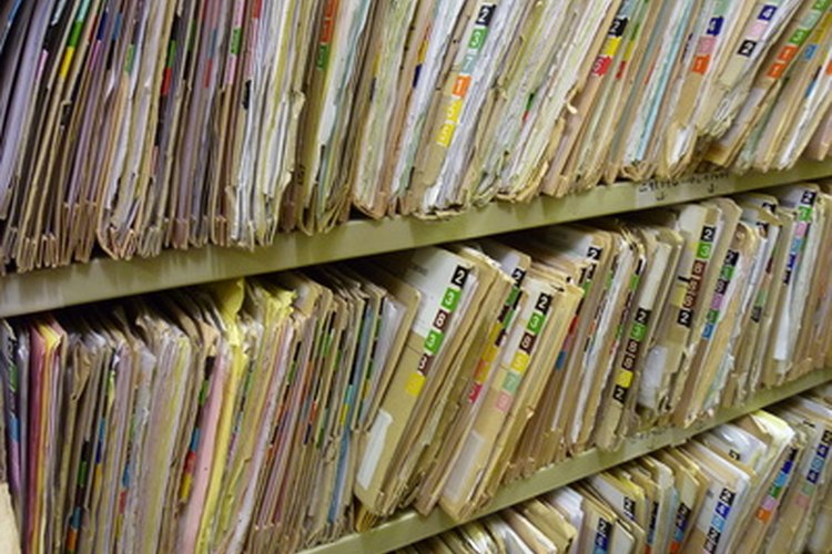 La mayoría de estos profesionales contratan una secretaria para mantener organizados los expedientes de los pacientes.