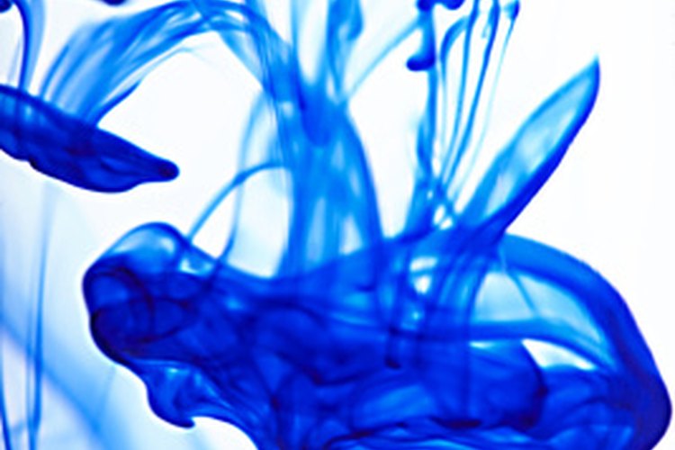 El colorante para alimentos no se dispersa inmediatamente cuando es arrojado al agua.