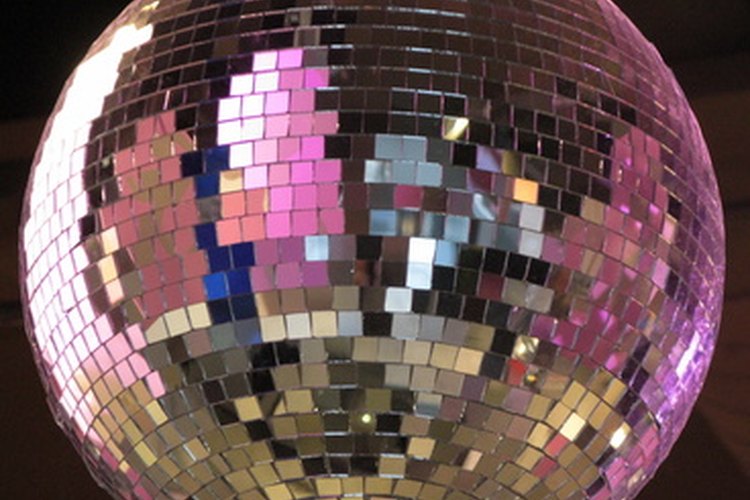 Ilumina tu bola de disco desde al menos dos lados, por debajo de la línea media.