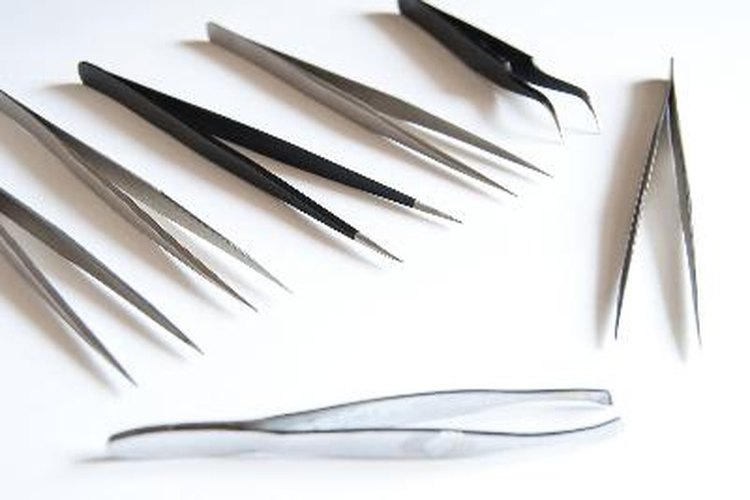 El método de arranque de pelos con pinza es, posiblemente, el método más antiguo para depilarse.