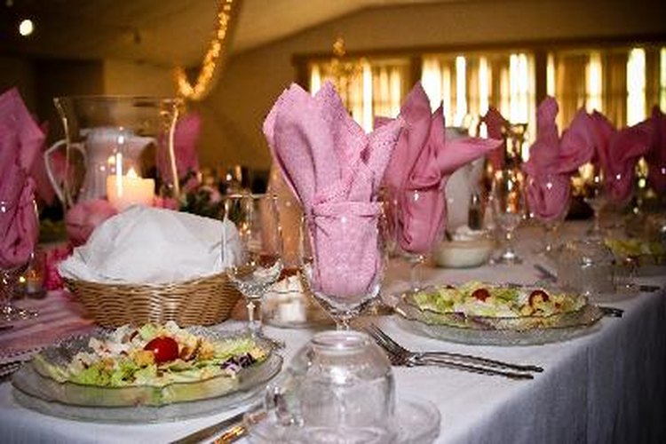 Fíjate quién quieres que se siente en la mesa principal en tu boda.