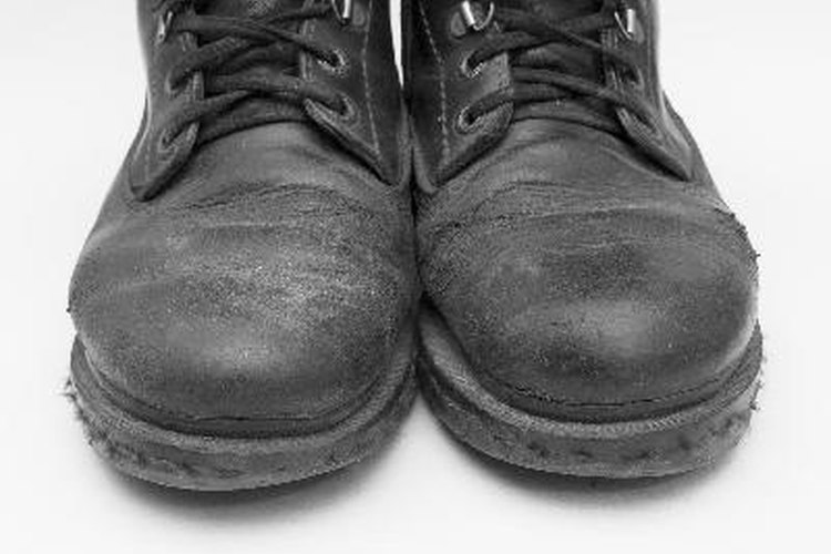 Ponte botas de combate para darle un toque especial a tu disfraz.