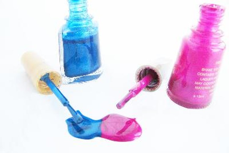 Los artículos para el cuidado de uñas que están restringidos a tres onzas de líquido por cada botella incluyen el esmalte de uñas y quitaesmaltes.