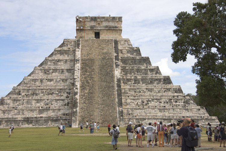 Las pirámides mayas fueron cuidadosamente diseñadas para alinearse con los eventos astronómicos espectaculares en ciertas épocas del año. Eran también los sitios de rituales con sacrificios humanos.