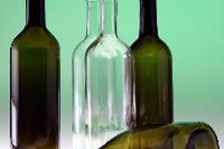 Teje a ganchillo una funda para transportar una botella.