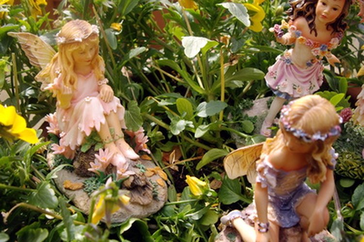 Los jardines encantados pueden tener una variedad de plantas junto a estatuillas encantadas.