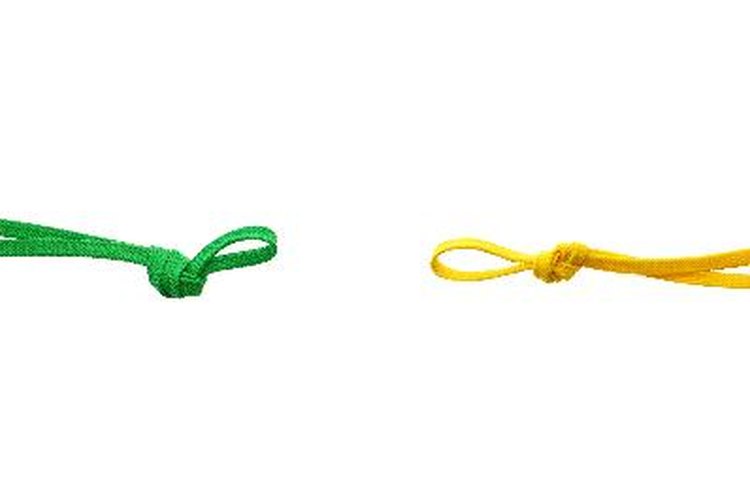 Los nudos básicos de macramé como el cuadrado básico, los enganches, bucles, el frivolité se utilizan para adornar.